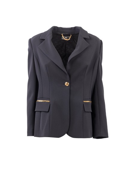 Shop ELISABETTA FRANCHI  Giacca: Elisabetta Franchi giacca in crêpe.
Giacca in doppio crêpe stretch con chiusura monopetto. 
Doppie tasche con patta e filetto con accessorio logato in metallo dorato.
Fodera in raso stampa monogram.
Accessorio e bottoni in metallo dorato.
Composizione: 96% Poliestere 04% Elastane.
Fabbricato in Italia.. GI06536E2-110